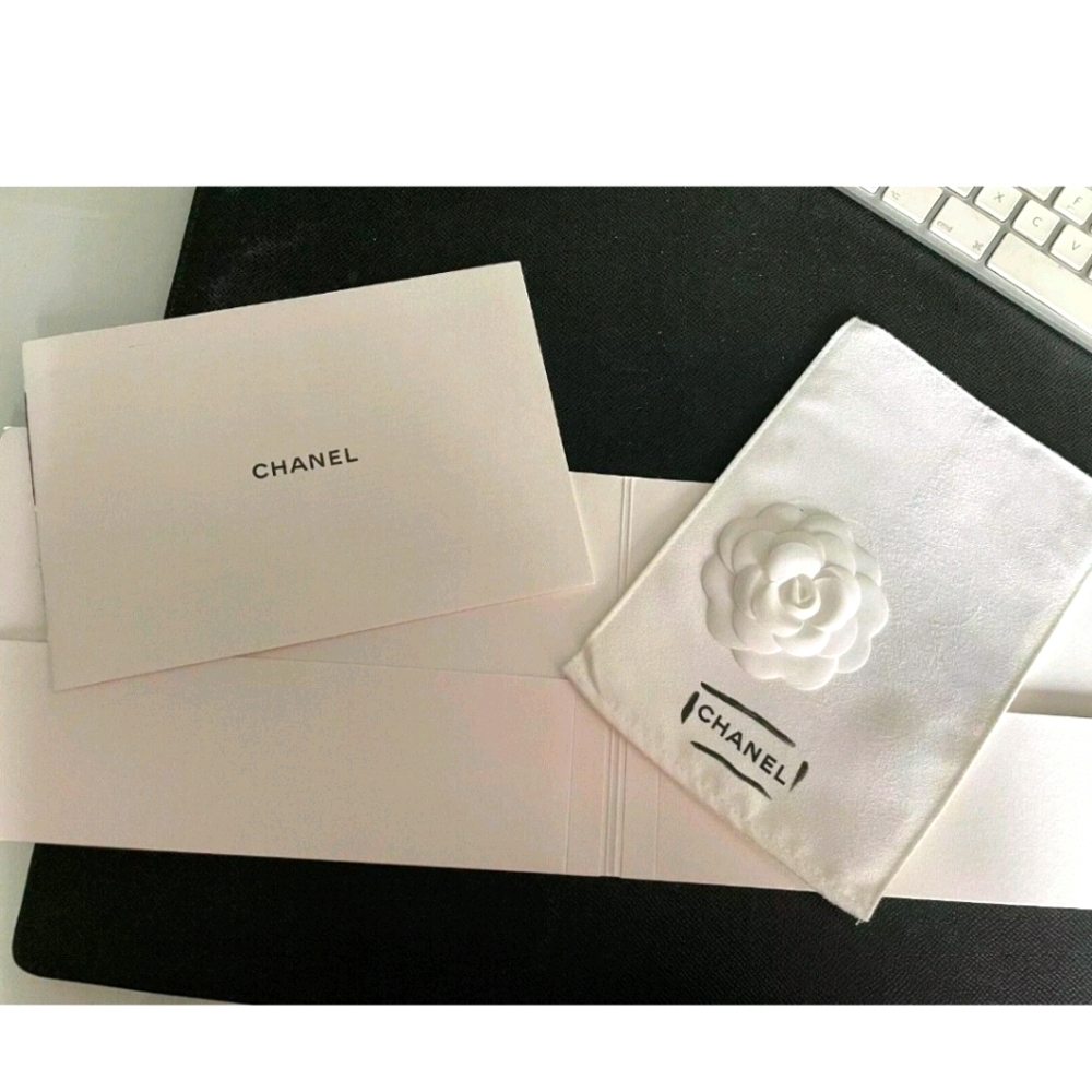 CHANEL Rare🚨🚨 HANDBAG CLEAN CLOTH GLOVE KIT/ CAMELLIA FLOWER Discontinued!